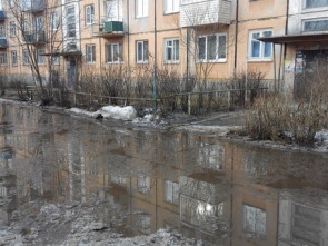 Крышки люков на колодцах домовых сетей, сдвигают горожане в борьбе с талыми водами. Это ведет к авариям
