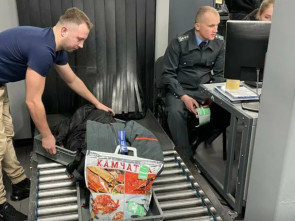 В камчатском аэропорту «затормозили» почти 50 килограммов красной икры сверх лимита провоза: итоги недели