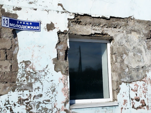 Жители аварийного дома на Камчатке боятся ночевать в своих квартирах