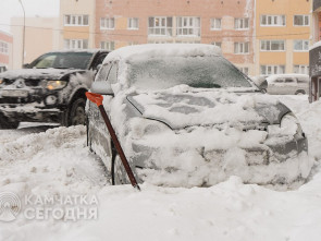 Уборка снега лопатой - это хороший способ размяться