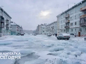 В столице Камчатки борются с гололедом